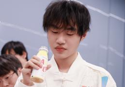 解说米勒说出LPL困境，中单选手出现严重断档，新生代实力都很菜