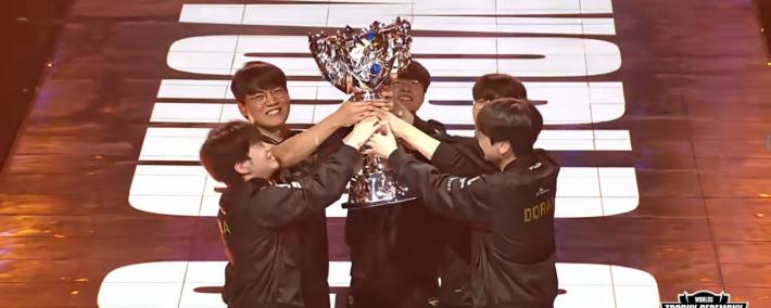 LOL六冠王传奇誕(dàn)生！Faker加里奥登场，T1决勝(shèng)局爆發(fā)，创造新(xīn)神话