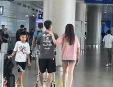 徐杰携女友亮相上海浦东机场，开启解说生涯将解说中国男篮比赛