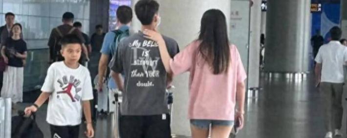 徐杰携女友亮相上海浦东机场，开启解说生涯将解说中国男篮比赛