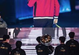 《英(yīng)雄联盟》官方(fāng)祝贺Faker三连冠(guān)：2017不再是遗憾！