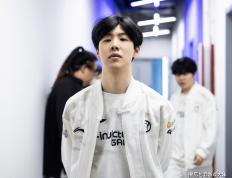 炫神因辱骂theshy，二路解说权限被收回，还被粉丝投诉到全国扫黑办