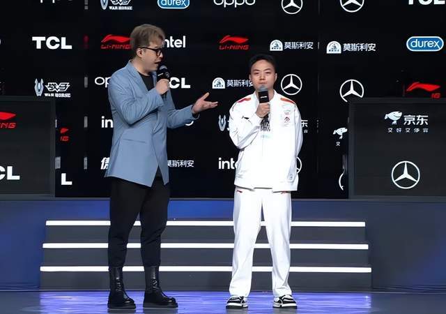 LOL世(shì)界亞(yà)军暗示退役，賽(sài)后采访粉丝炸锅，刚贏(yíng)比(bǐ)賽(sài)搞队友心态？