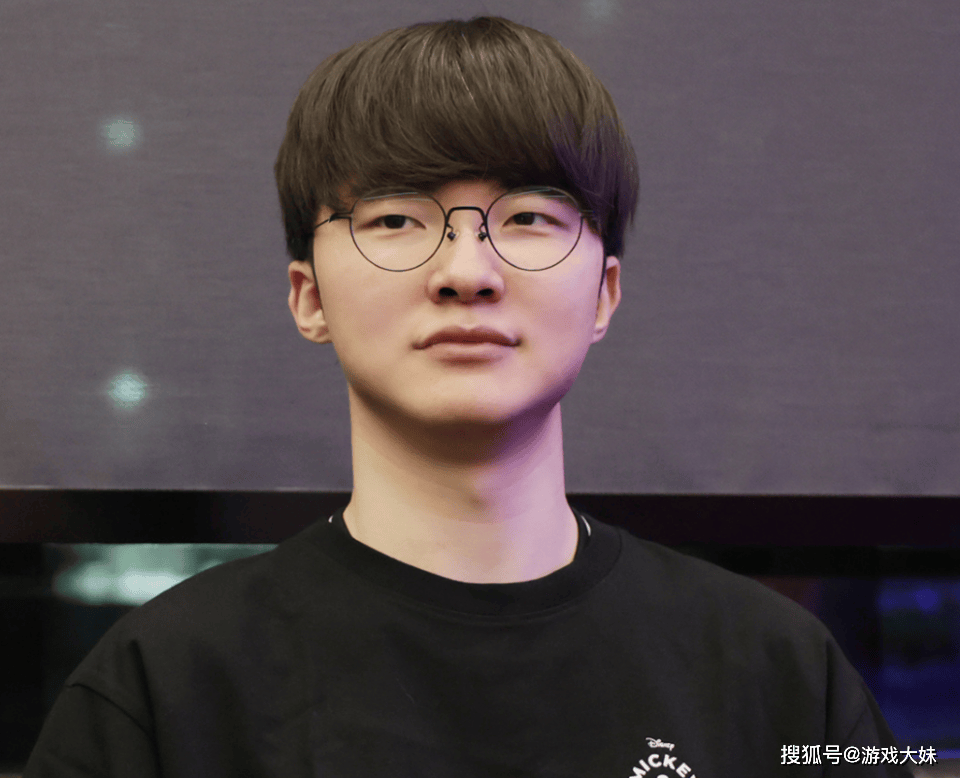 LOL比(bǐ)赛暂停长達(dá)3小时，选手打开直播看(kàn)比(bǐ)赛，被官方禁赛处罸(fá)