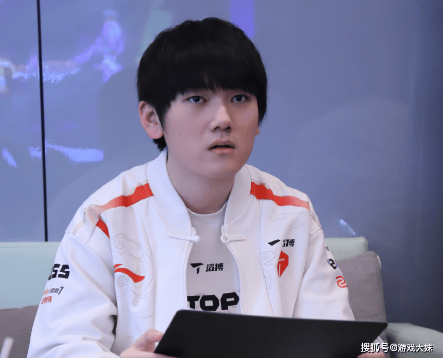 LOL皮(pí)膚(fū)投票排(pái)行,衹(zhǐ)有一款冠军皮(pí)膚(fū)进入前(qián)100,看到就(jiù)能(néng)想(xiǎng)到IG