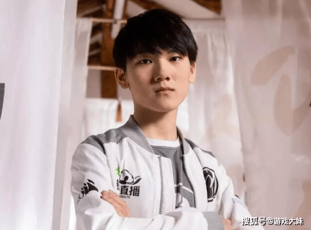 LOL皮(pí)膚(fū)投票排(pái)行,衹(zhǐ)有一款冠军皮(pí)膚(fū)进入前(qián)100,看到就(jiù)能(néng)想(xiǎng)到IG