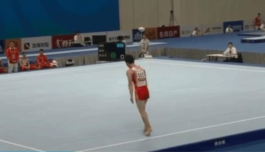 冠军选手退役后干起搬运工