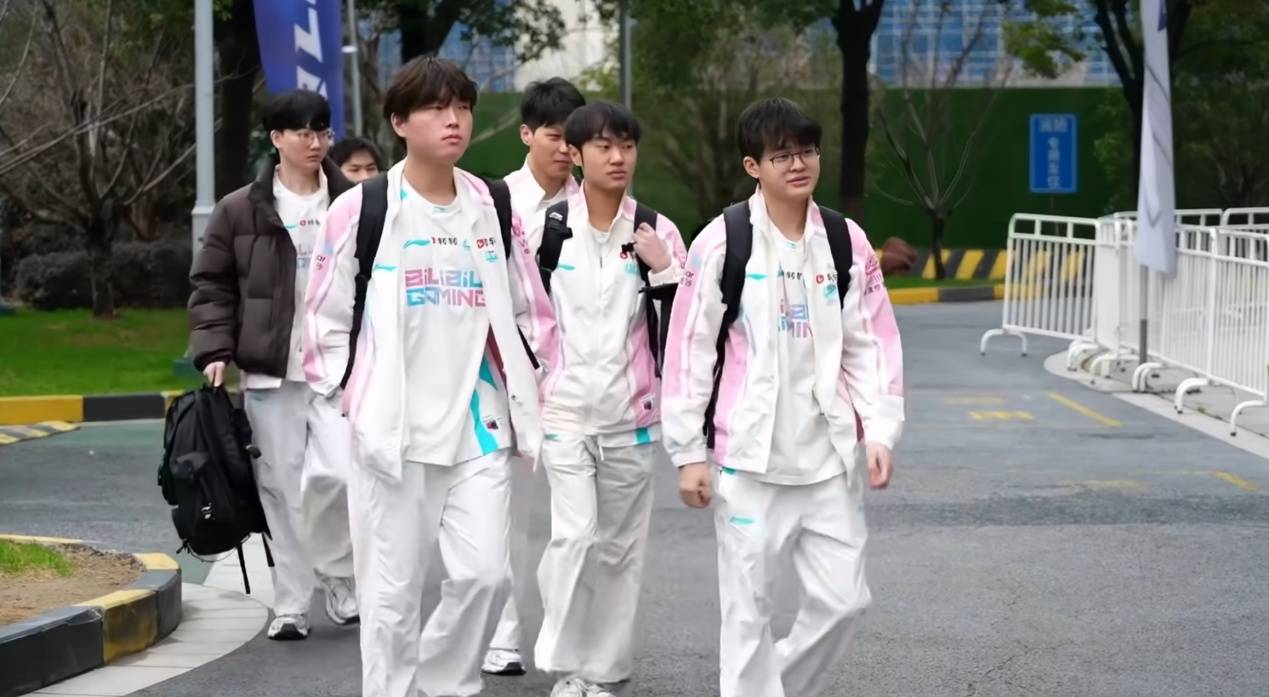 LPL最残忍的一(yī)集，BLG暴揍(zòu)全華(huá)班(bān)，Viper殺(shā)穿下路，季(jì)后赛未(wèi)尝一(yī)败