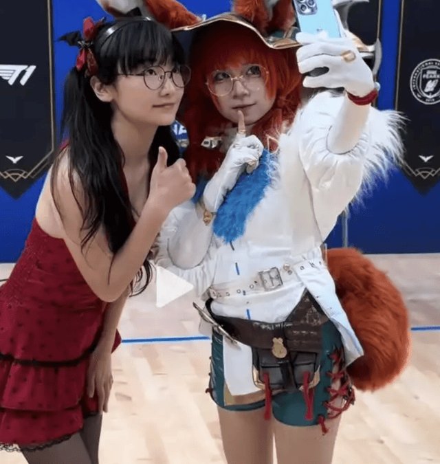 笑不(bù)活了(le)！女版(bǎn)Faker穿裙看(kàn)比賽(sài)，选手集体宕机，李哥出装一定(dìng)有他的道理！